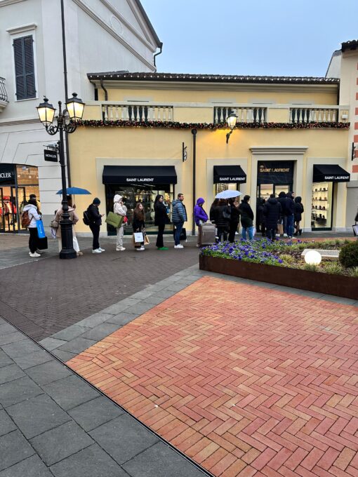 haine de firmă originale Italia modă italiană de lux articole vestimentare branduri renumite piese de designer autentice haine outlet branduri de lux modă exclusivistă Milano haine fashion premium la reducere haine scumpe outlet Italia branduri de lux originale la preț redus colecții exclusive fashion Italia 🔸 Legate de „shopping de lux”: cumpărături din outleturi Italia shopping Milano branduri de lux personal shopper haine originale serviciu cumpărături Italia consultanță vestimentară branduri premium stilist personal pentru haine de lux cumpărături ghidate în outlet reduceri haine Italia originale ajutor cumpărături outleturi Europa 🔸 Nume de branduri + expresii: Gucci outlet România haine Dolce &amp; Gabbana originale Valentino la preț redus Moncler outlet Italia Saint Laurent haine Italia haine Celine Milano reduceri Jimmy Choo outlet Europa Fendi reduceri Italia